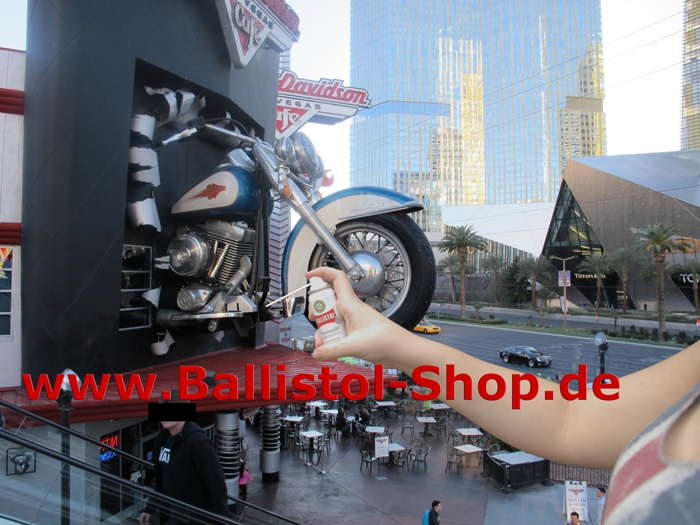 Las Vegas - Ballistol mit Motorrad-Modell Las Vegas - Motorrad-Modell